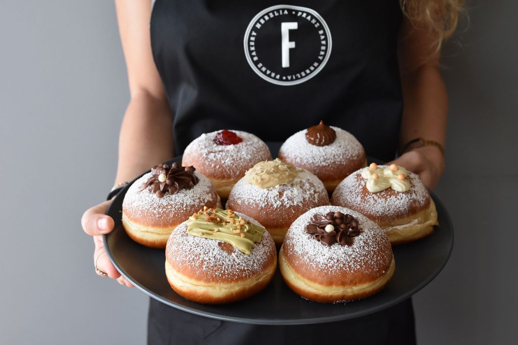 מגש עם 7 סופגניות במילויים שונים